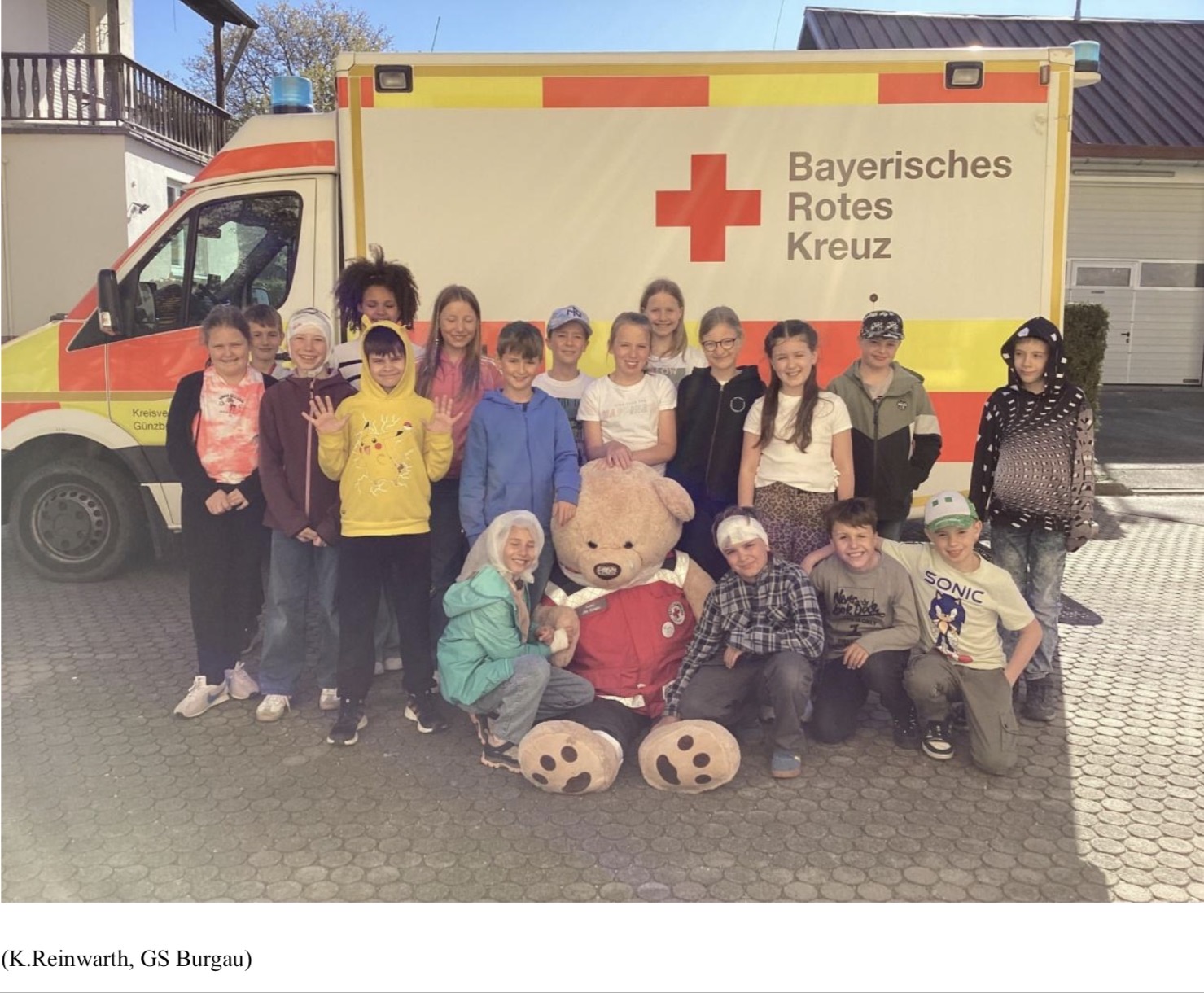 4. Klasse vor Krankenwagen