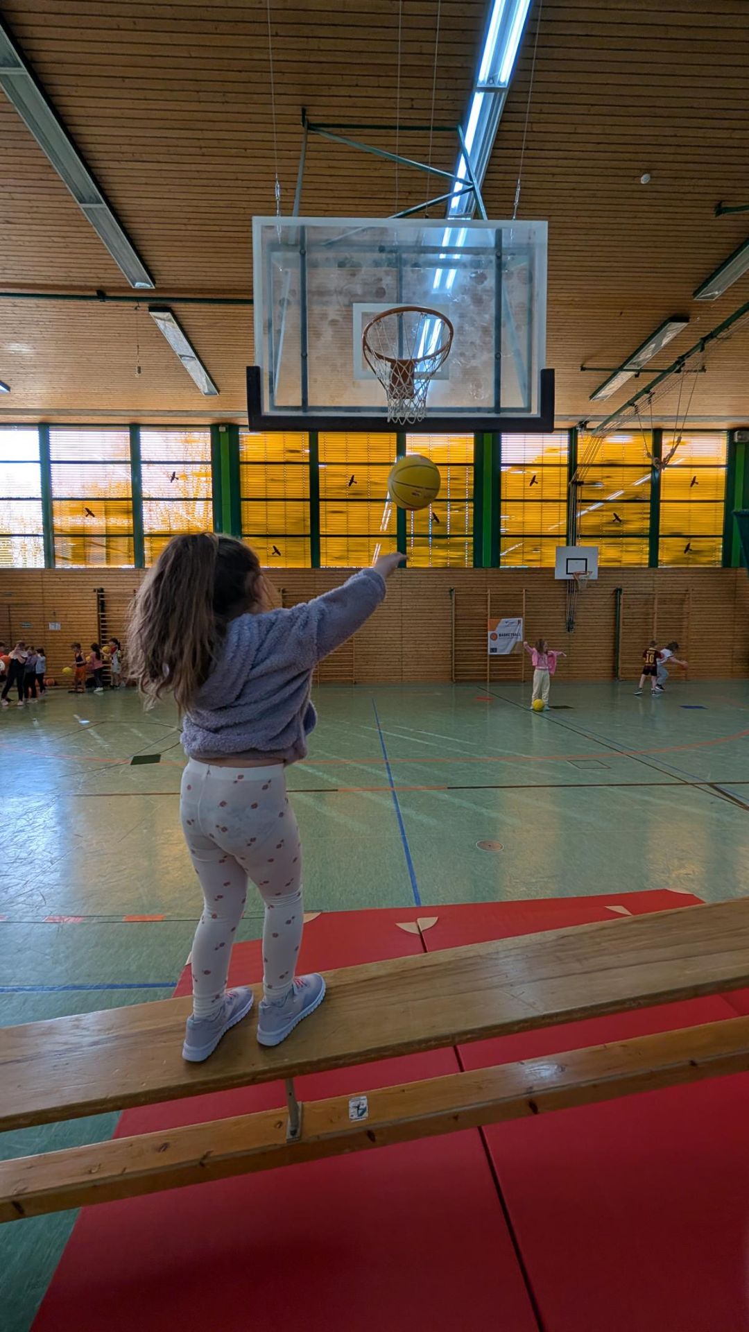 Kind spielt in Halle Basketball