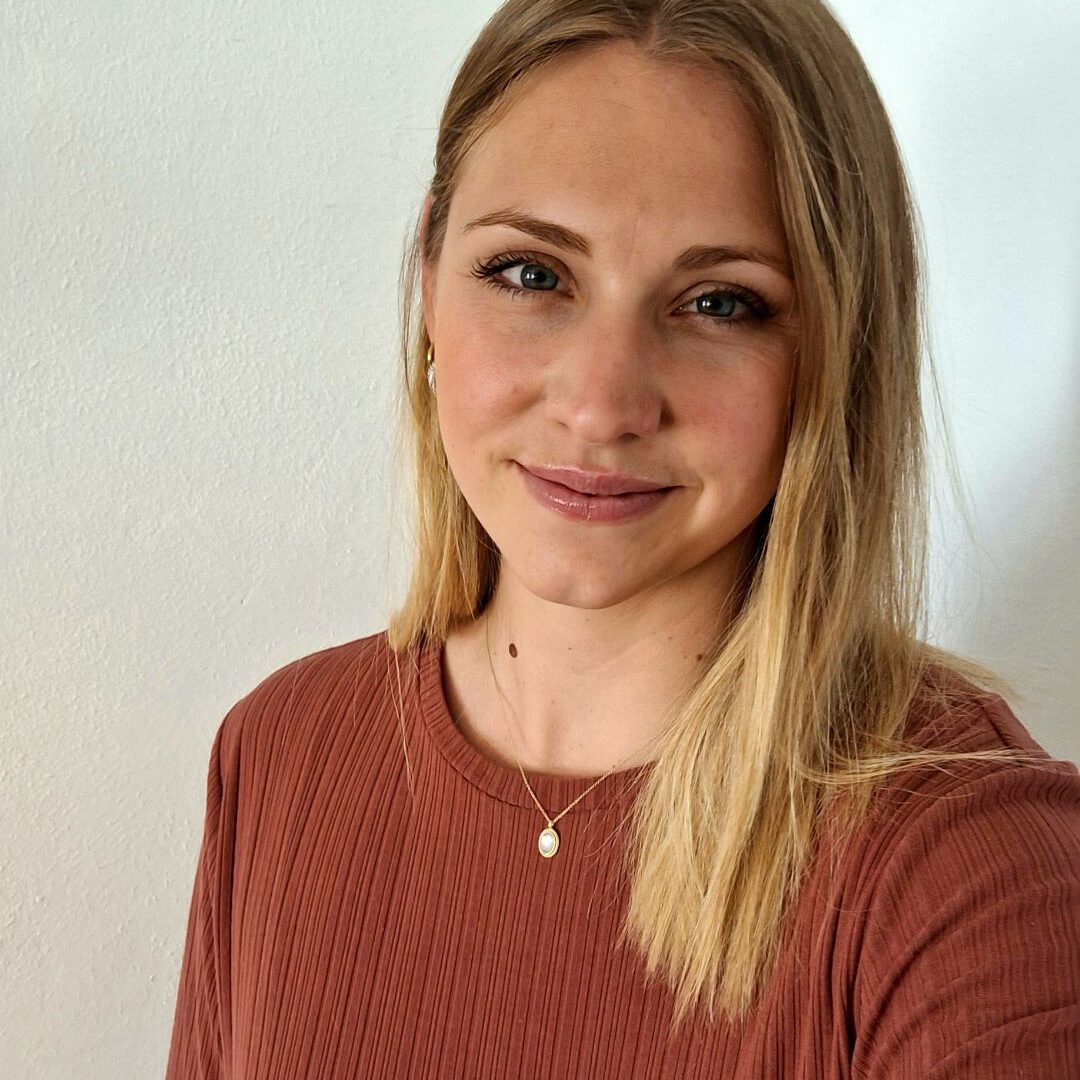 Frau Julia Hyba
